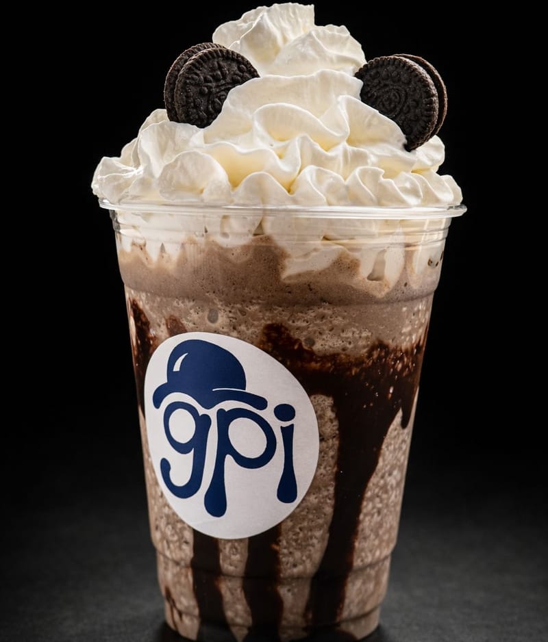 Frappé de GPI con crema batida y galleta