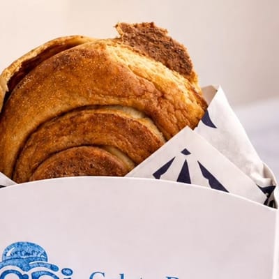 Roll de canela recién prensado sobre un plato de talavera