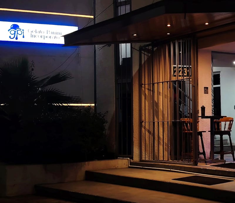 Letrero iluminado de Gelato Panini Incorporato sobre la entrada, con el número 2231 junto a la puerta