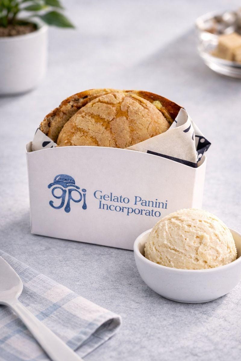 Un GPI Concha en su caja de Gelato Panini Incorporato, junto a una bola de gelato